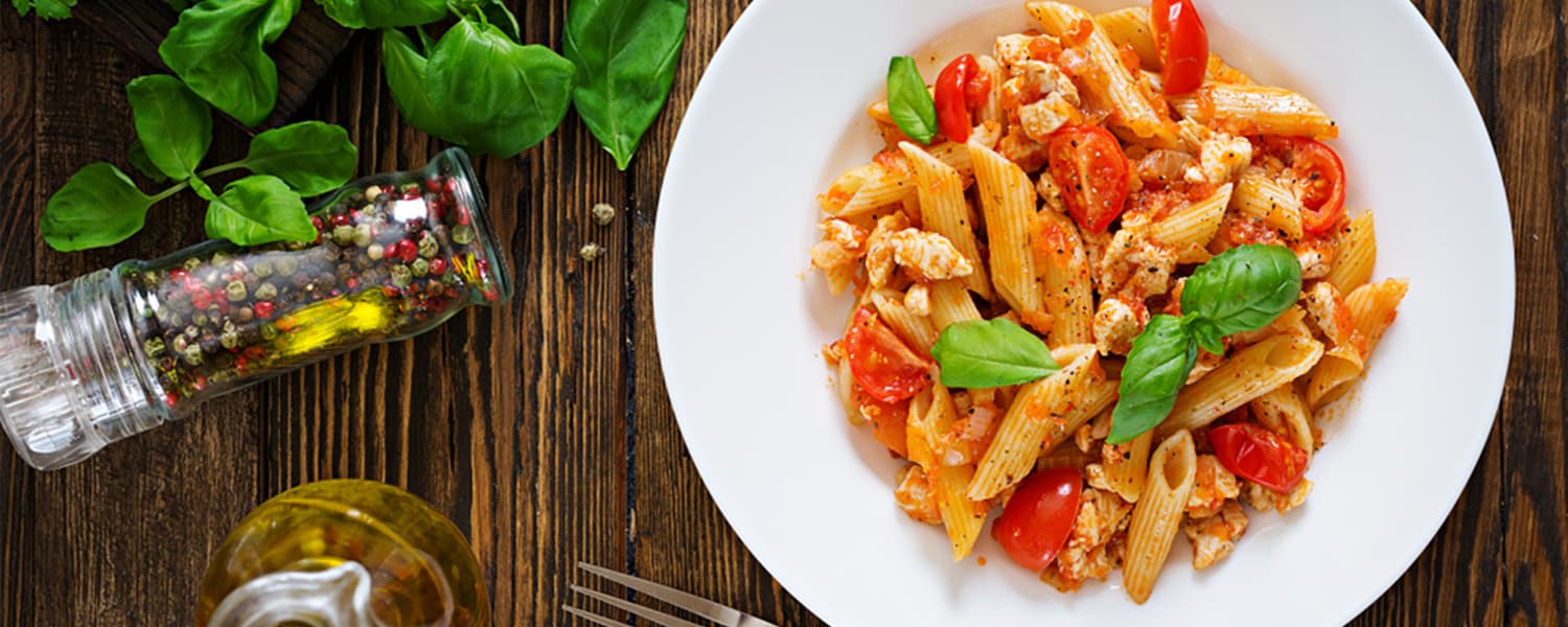 ﻣﻜﺮوﻧﺔ اﻟﻘﻤﺢ اﻟﻜﺎﻣﻞ ﻣﻊ اﻟﻄﻤﺎطﻢ واﻟﺮﯾﺤﺎن